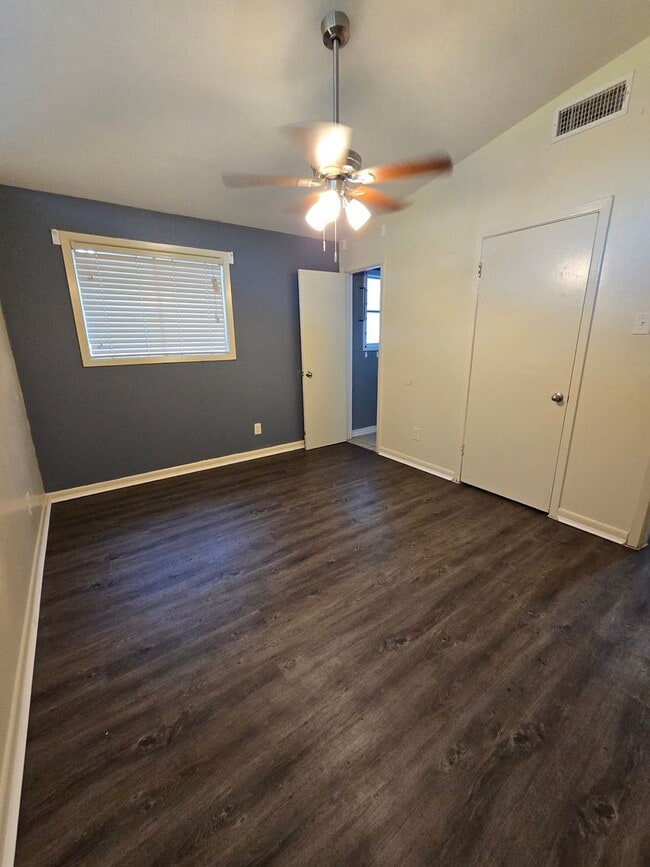 Photo - 3 bedroom 1.5 bathroom--Shady Grove Neighb...