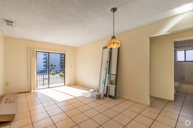 3BR, 2BA - 980SF -Living/Dining Room