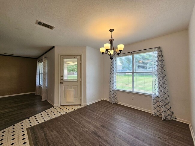 Photo - AMAZING RENT SPECIAL & MOVE IN READY!