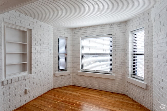 1BR, 1BA 02 - 675 SF - Plaza Apartment Center