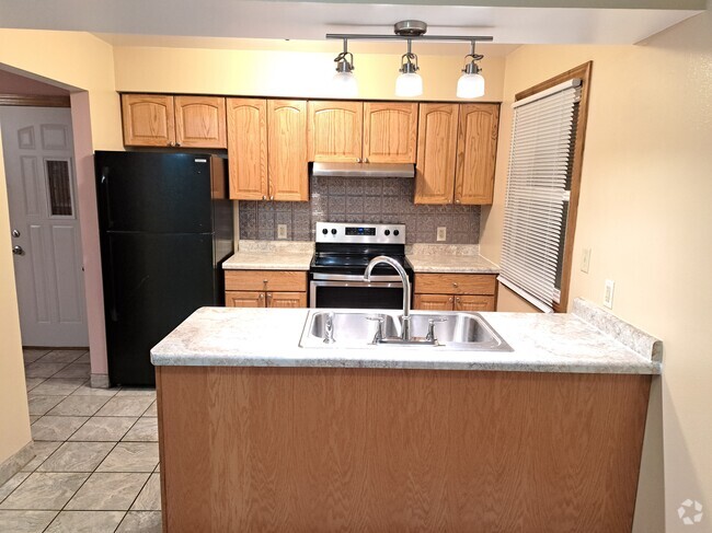 Building Photo - 922 W Montana St Unit Spacious lower 3 bedroom Rental