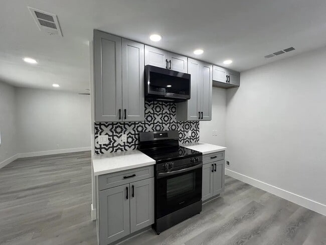 Kitchen - 657 W Parlier Ave Unit 125