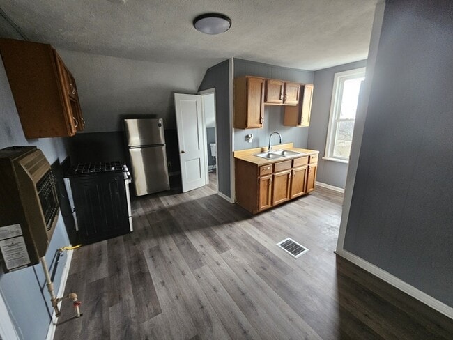 Photo - 7040 Roy Ave