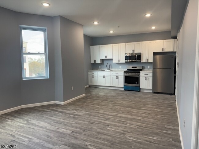 Building Photo - 155 Clifton Ave Unit 2RR