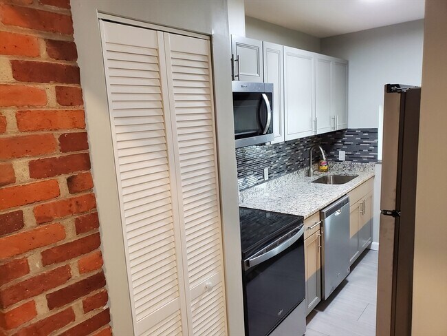 Photo - 33 Brainerd Rd Unidad 112