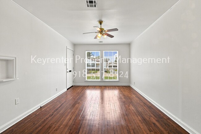 Photo - 931 E 37th Pl