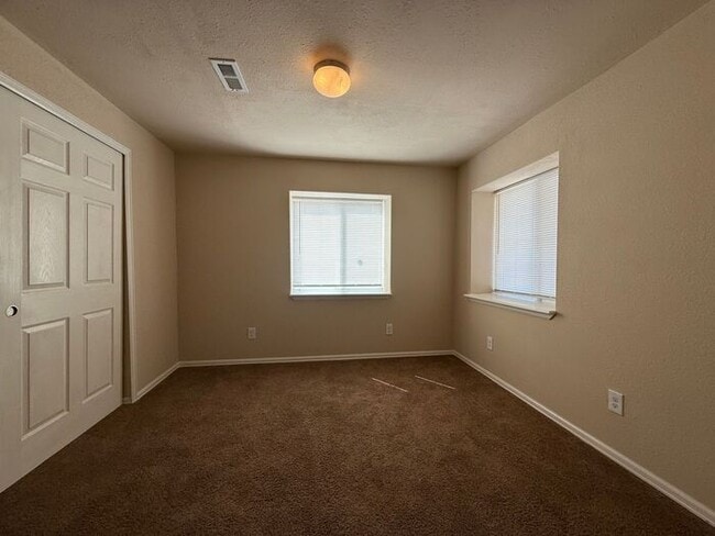 Building Photo - 5-bedroom home with expansive mountain views!