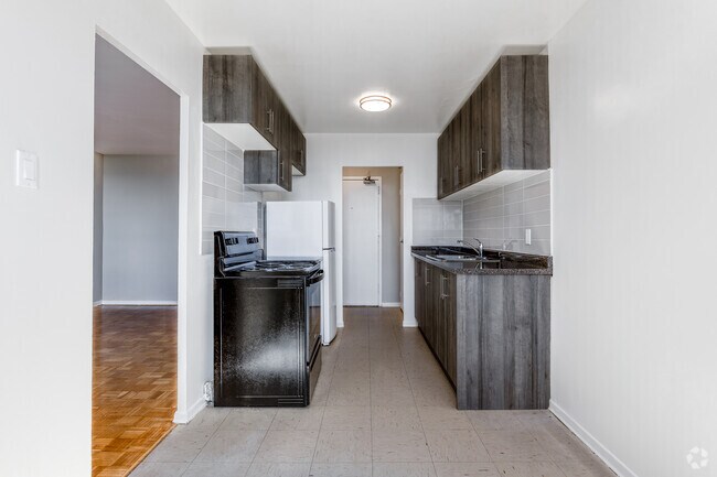 2BR, 1BA - 742SF - Kitchen