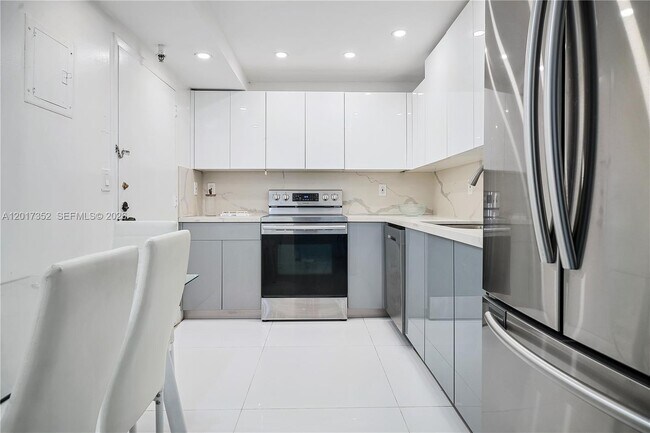 9511 Collins Ave Unit 901