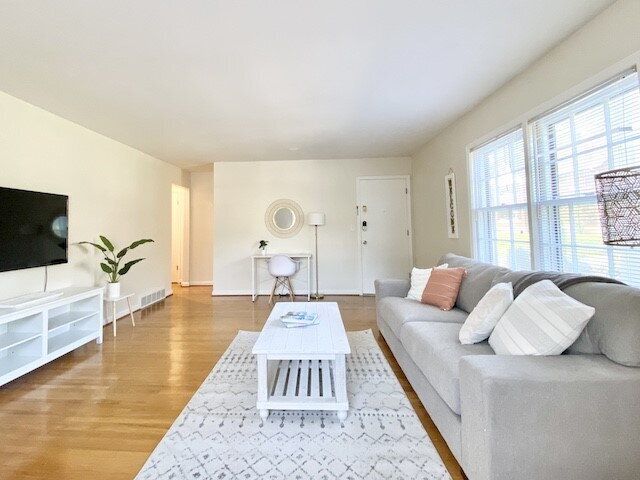 Building Photo - Newly updated large 1000 sq ft 1 bedroom, 1 bathroom apartment in the heart of Cherokee Triangle Unit 1