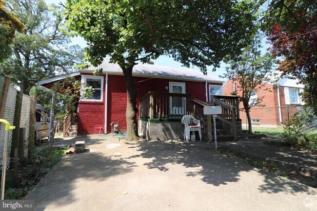 Building Photo - 817 Chillum Rd Rental
