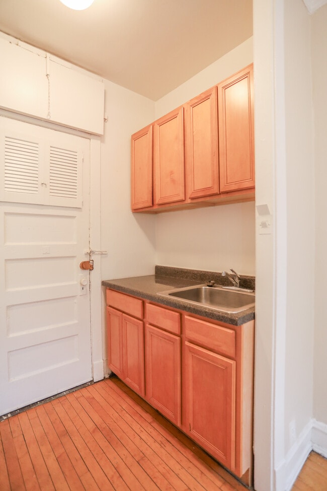 Photo - 1361 W Greenleaf Ave Apartamentos Unidad #1A
