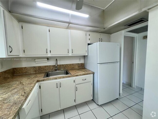 Building Photo - 1 bedroom in Sunny Isles Beach FL 33160 Rental