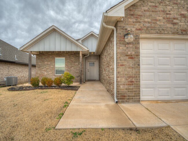 Photo - 4 Bedroom + Yukon Schools