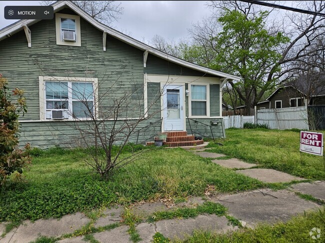 Building Photo - 215 E 11th St Rental