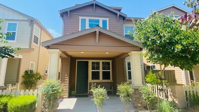 Building Photo - Charming Tri-Level, 3BD/3.5BA + Loft SFR i...