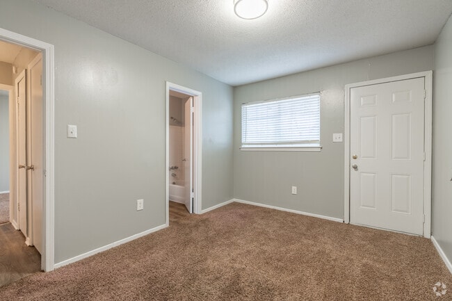 2BR, 2BA - 869SF
