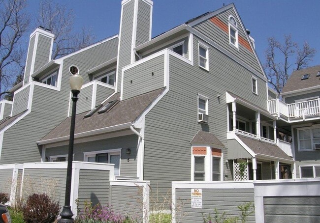 Building Photo - Super sunny & sweet 1 bedroom condo in the heart of Boulder Unit 5