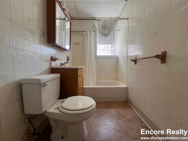 77 Chiswick Rd Unit 2