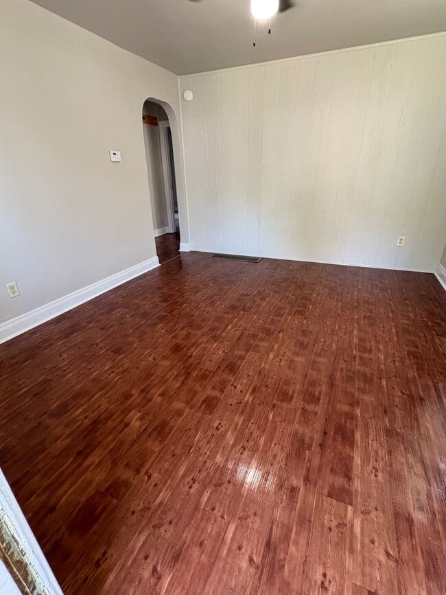 826 W Whitney Ave