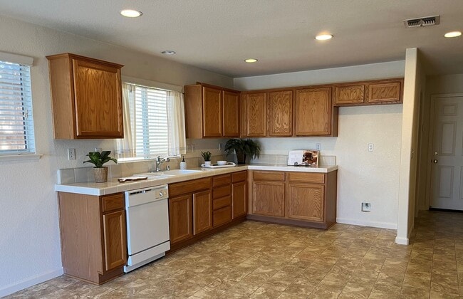 Photo - Nice 4 Bedroom Family Home for Rent in Gre...