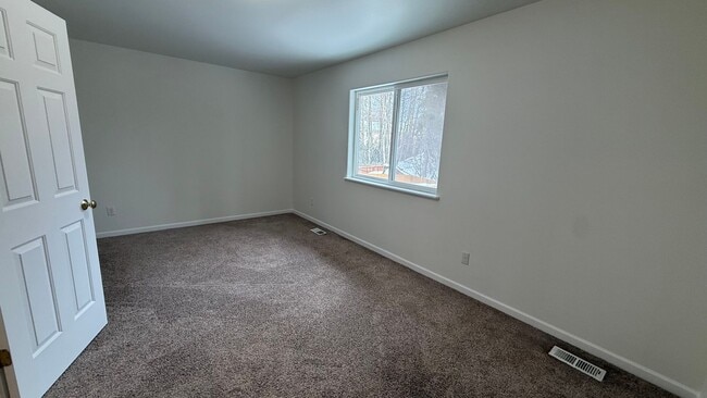 Photo - Lovely west Facing 3 Bed, 2 Bath, 2 Car Garage Townhouse!  Available now!