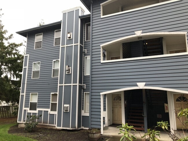 Building Photo - ***PENDING APPLICATION***Modern and spacious 2 bedroom condo with bonus room!