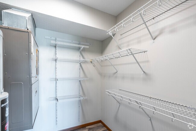 2BR, 2BA - 1,100SF - Closet