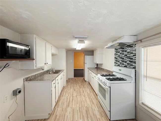 Photo - 723-727 W 27th St Apartment