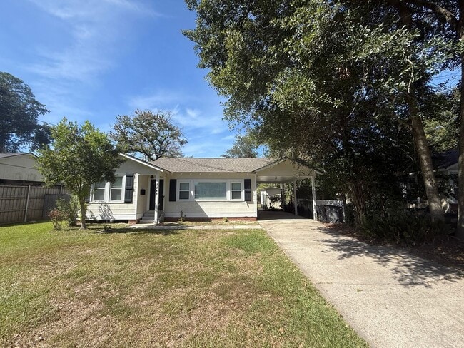 Building Photo - Updated Cottage Home in the Southdowns are...