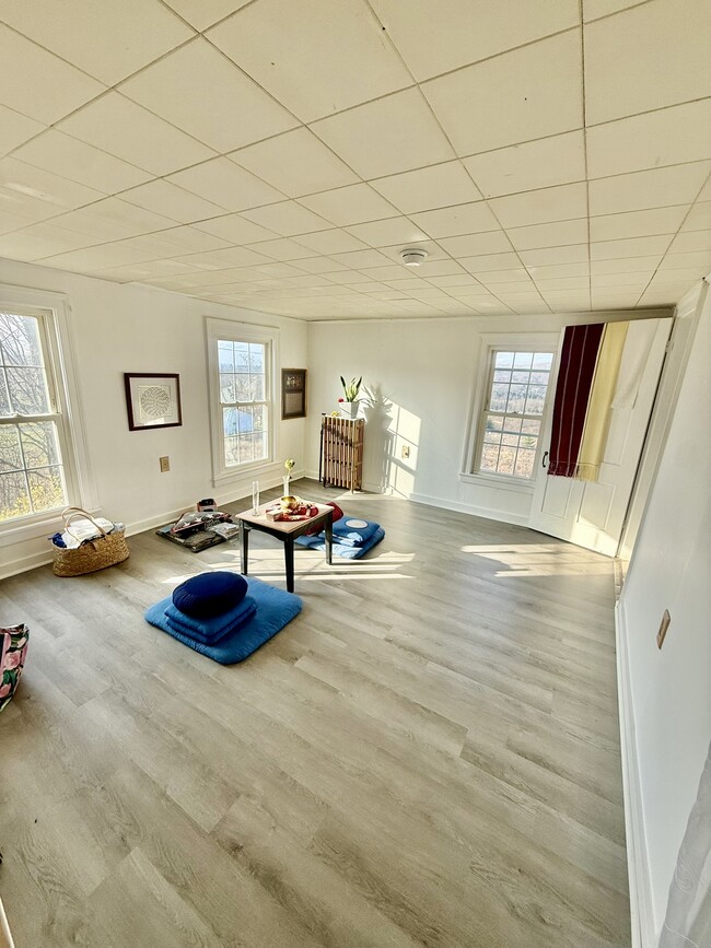 Building Photo - 999 Coddington Rd Unit 2W