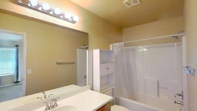 Photo - Great 3/2 off of S Czech Hall Rd