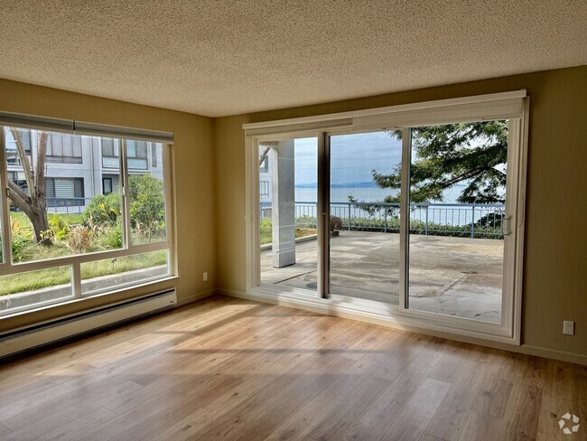 Building Photo - CORNER, BAY VIEW 2/2 over the Boardwalk at... Rental