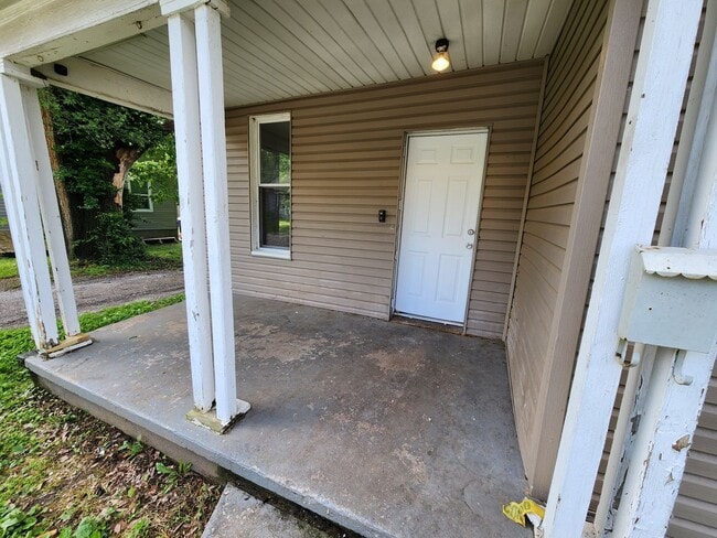 Building Photo - Spacious 2-Bedroom, 1-Bathroom Home AVAILABLE NOW!!