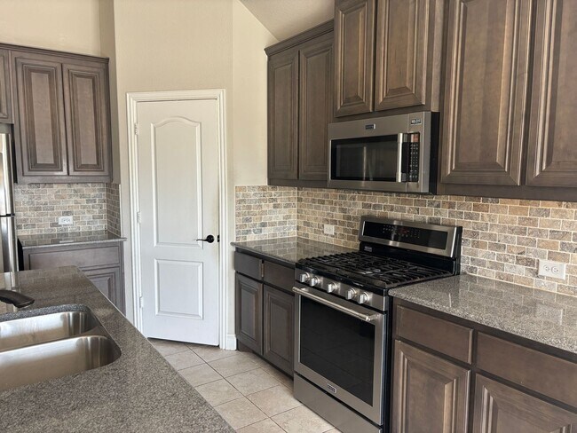 Photo - Beautiful 3/2/2 Minutes from Sherman's Tow...