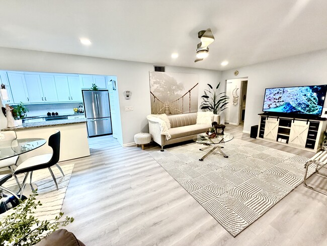 Building Photo - 301 Knotty Pine Cir Unit Knotty Pine Cr.B2