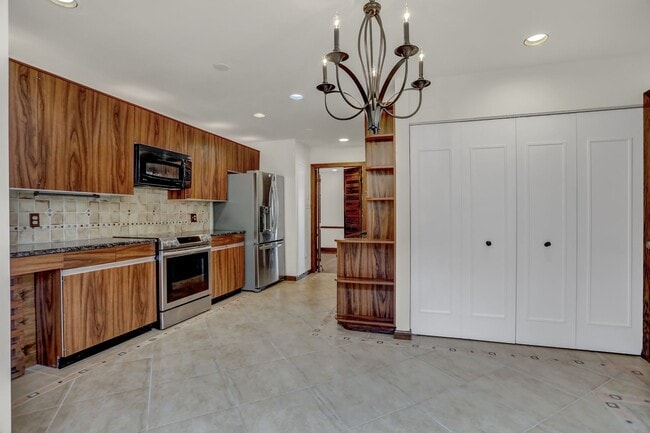 Photo - AMAZING SPACIOUS END UNIT TOWNHOUSE IN PRIME LOCATION