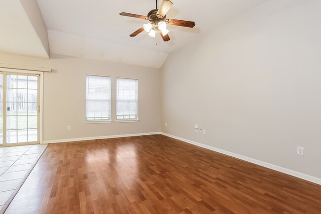 Photo - 1717 White Oak Ln