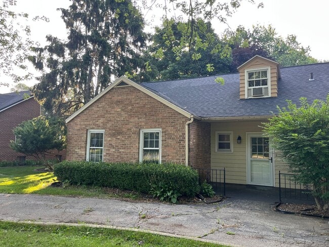 Building Photo - 3323 Lakeshore Dr