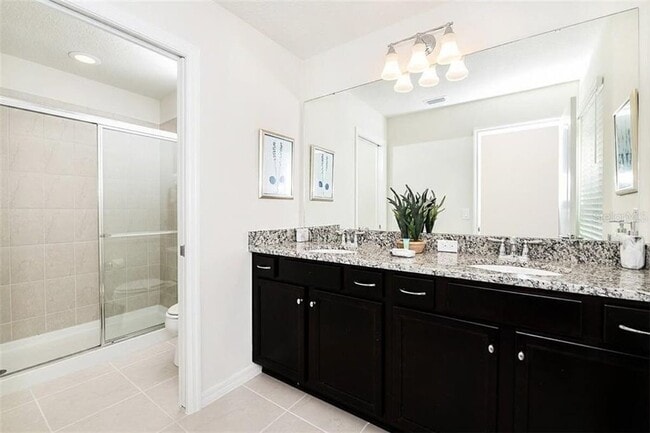 Photo - 2482 Dubai St