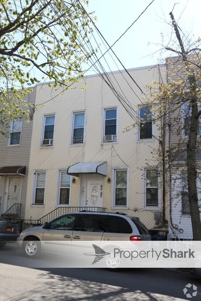 Building Photo - 60-60-60-56 56th St Unit 2R Rental