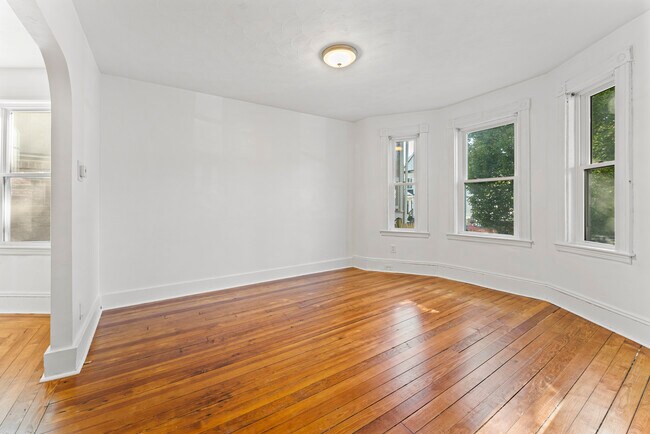 living room - 31 Cameron Ave Unit 2