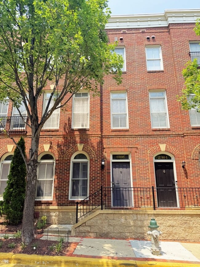 Building Photo - Large 3 Bedroom/3.5 Bath EYA home in the Brownstones at Wheaton!