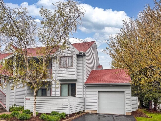 Building Photo - Gorgeous 3 Bedrooms 2 Bath Condo Lake View...