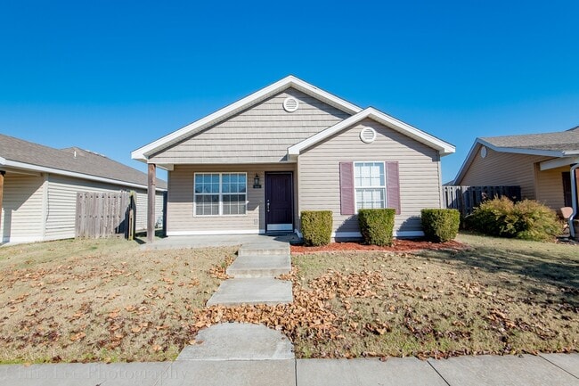 Building Photo - 3 Bedroom 2 Bath Home Minutes From UofA! Fenced yard!