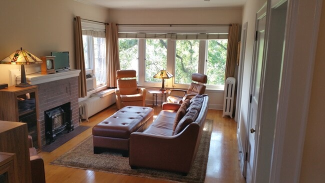 Building Photo - 445 Wilson W St Unit E