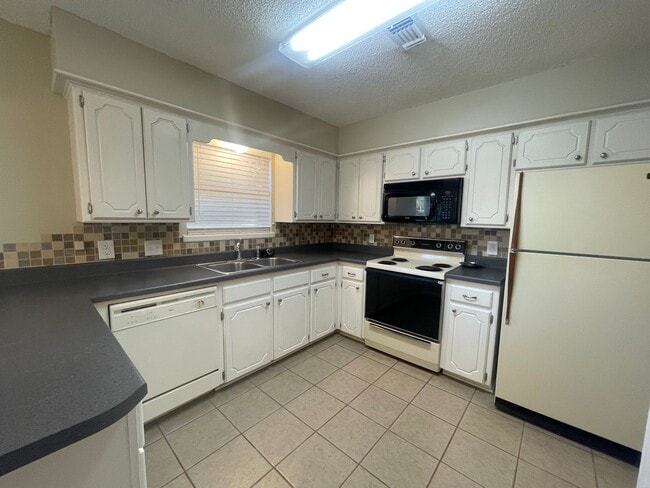 Photo - Beautiful 3-Bedroom / 2-Bathroom Home Near Stillwater Junior High and Skyline Elementary!