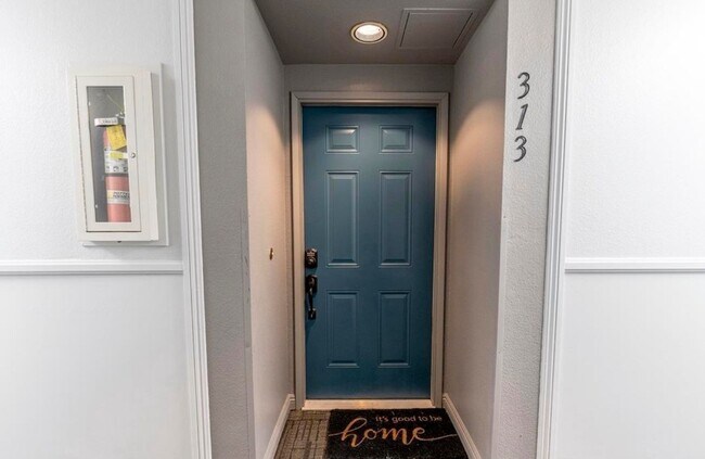 Building Photo - Large 2 Bed 2 Bath Condo in Chula Vista Unit # 313