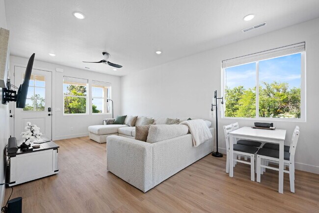 Photo - "Spacious & Stylish 3-Bedroom 2 bath Furnished Haven in Cedar City – Your Perfect Home Awaits!" Unidad 2