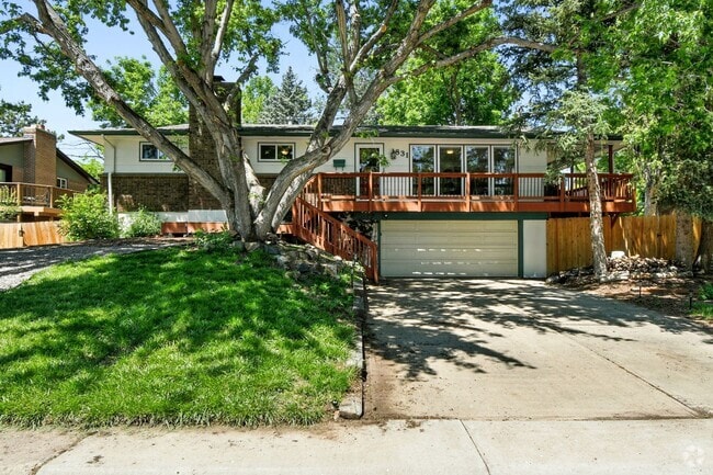 Building Photo - Fabulous 4 BR 3 bath home with fenced back...